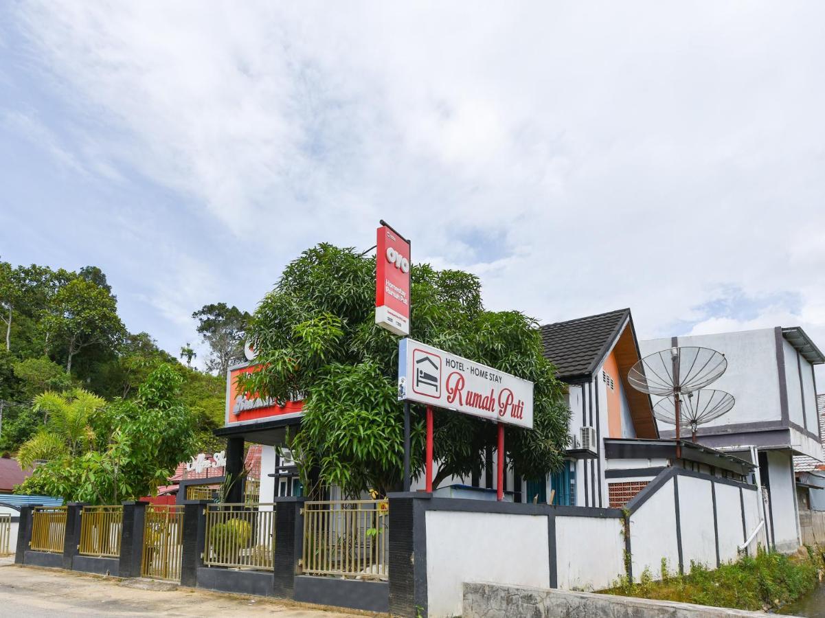 Oyo 1074 Homestay Rumah Puti Painan Exterior photo